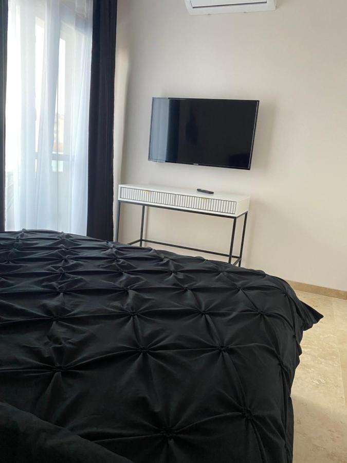 Apartment 4 *
