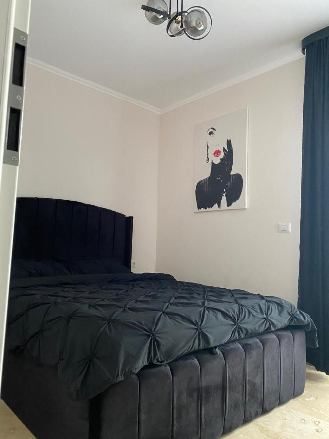 4 Apartment *